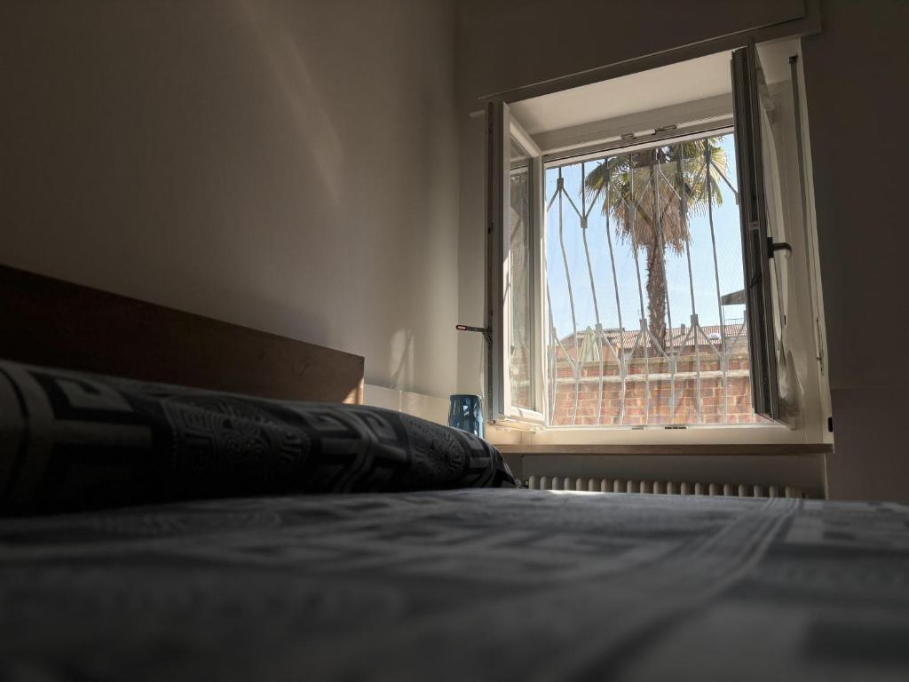 Postel nebo postele na pokoji v ubytování Hd Guesthouse Oasi urbana con parcheggio privato gratuito, fronte stazione