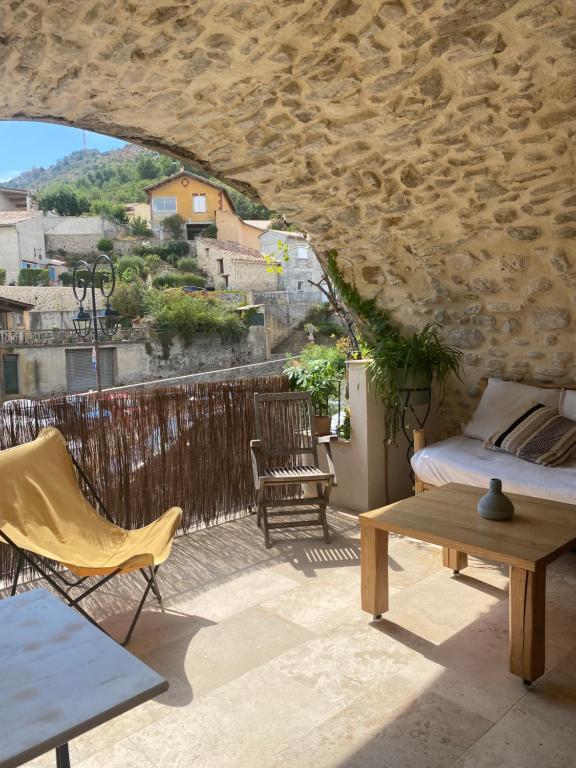 Elle comprend un balcon avec vue doté d'un lit et d'une table. dans l'établissement Appartement dans maison de village provençal, à Château-Arnoux-Saint-Auban