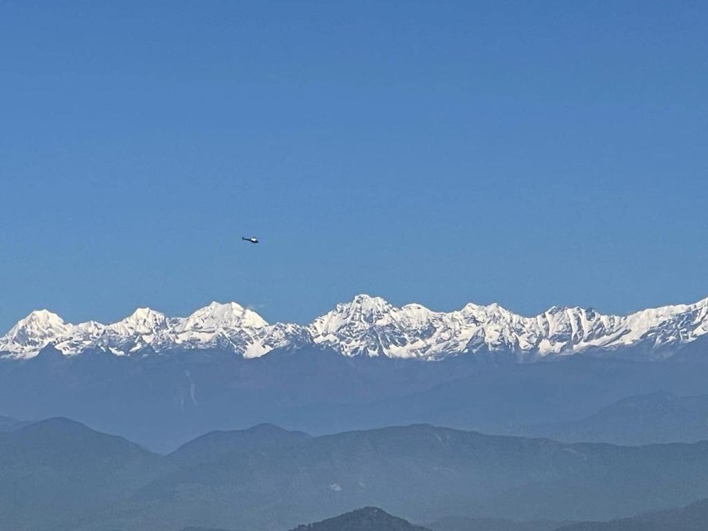 vista su una catena montuosa innevata di Hotel Dhulikhel View Point a Dhulikhel