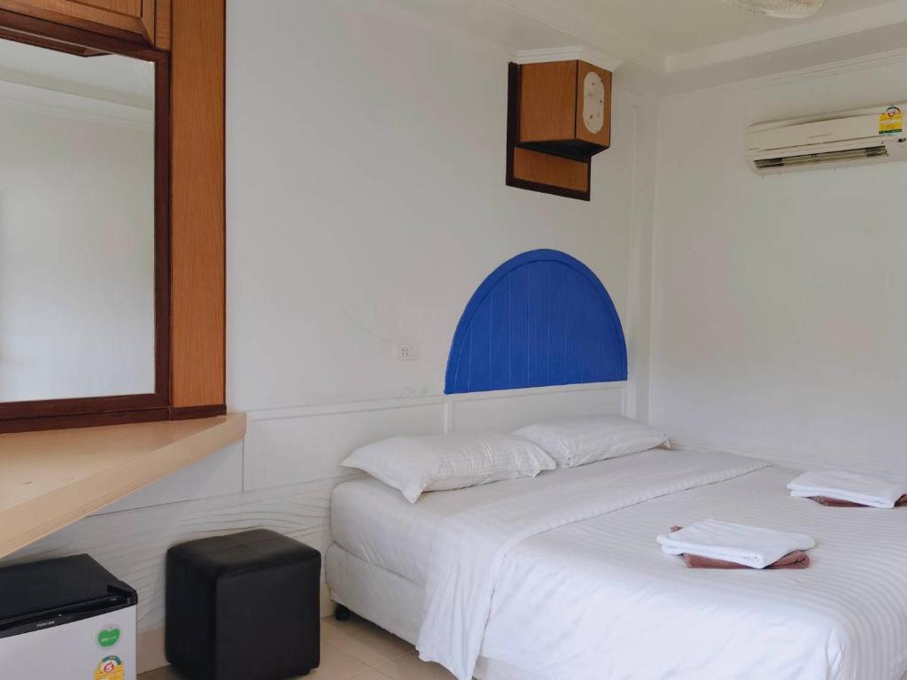 Postel nebo postele na pokoji v ubytování Simple Life Talay & Divers Resort