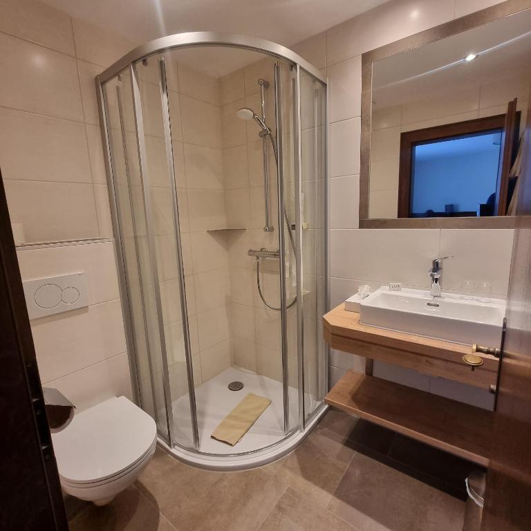 A bathroom at Hotel Stockerwirt
