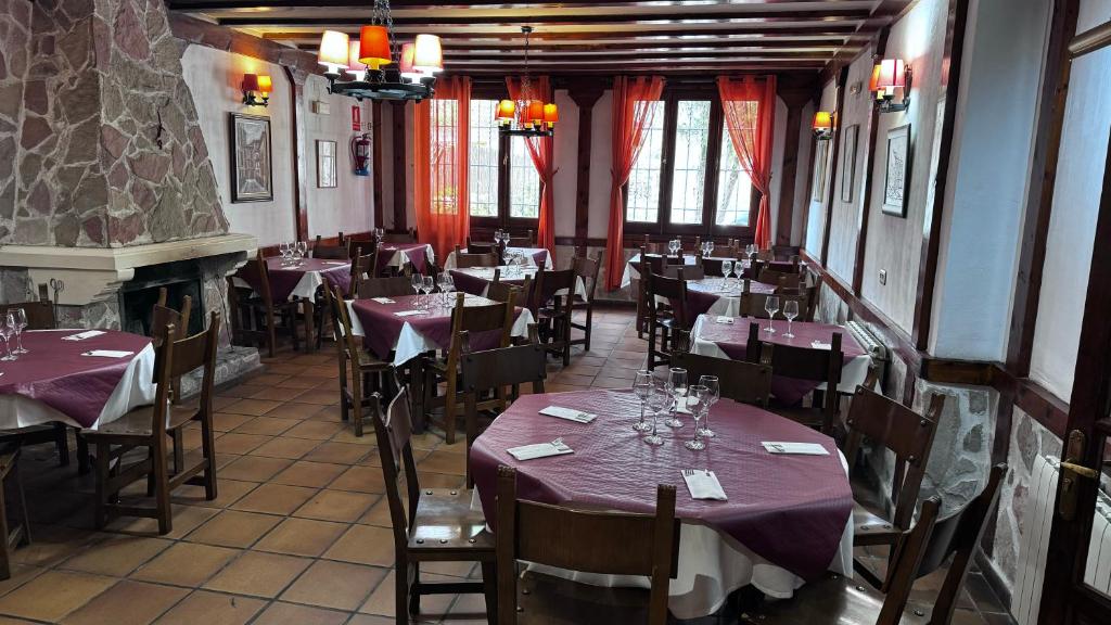Hotel Restaurante Rio Cuervo餐厅或其他用餐的地方