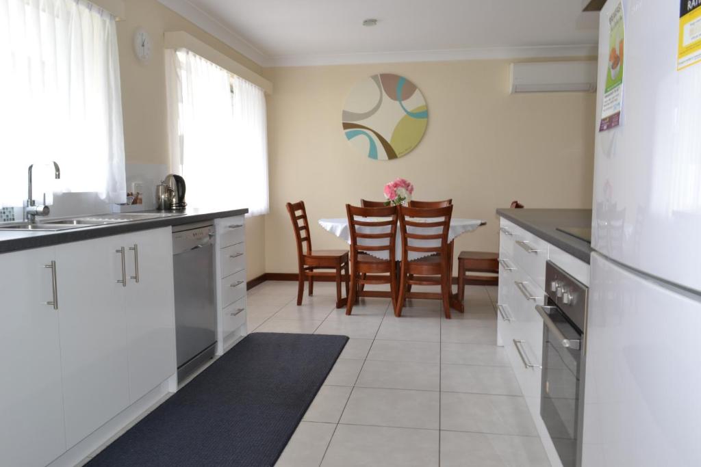 Dolphin Lodge Albany - Self Contained Apartments at Middleton Beach - Three-Bedroom Apartment