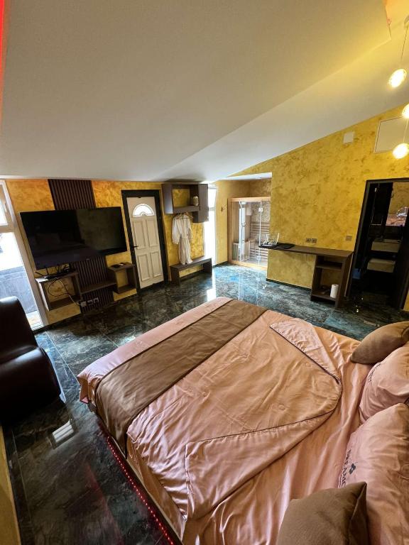 une chambre avec un grand lit dans une pièce dans l'établissement Lueur de miel, à Bonneuil-sur-Marne