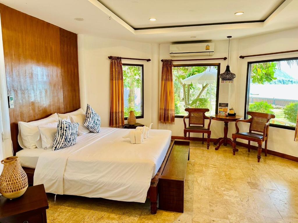 Ein Bett oder Betten in einem Zimmer der Unterkunft Twin Bay Resort Koh Lanta