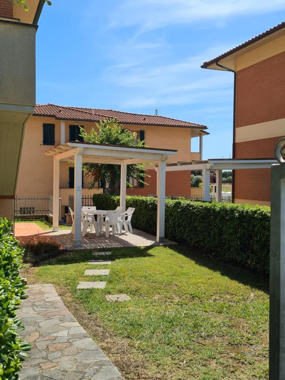 a pergola in the backyard of a house at Villaggio Mietta in Castiglioncello