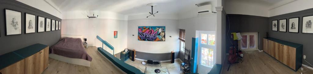 Postel nebo postele na pokoji v ubytování Graffiti Downtown Room
