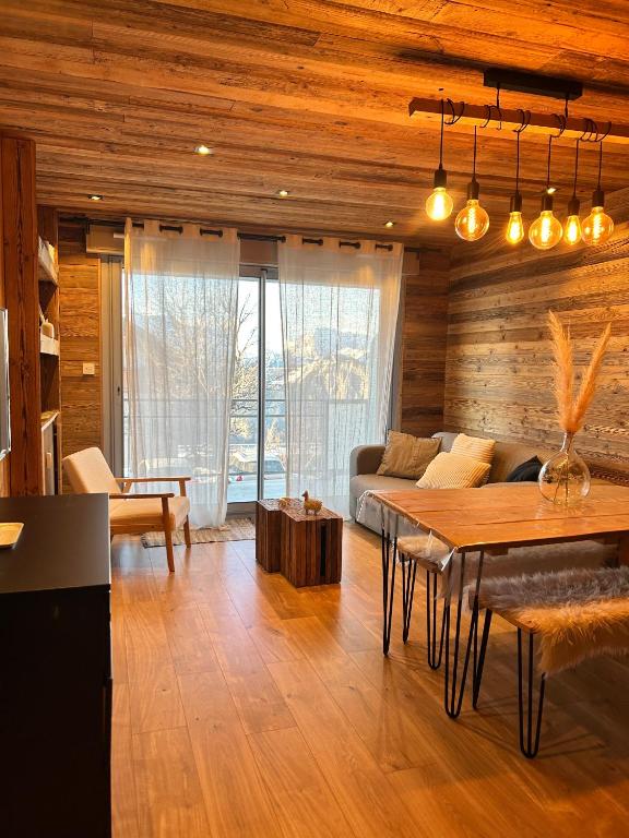 un salon avec un canapé et une table dans l'établissement Alpe d'Huez Le Majestic 2 skis aux pied, à L'Alpe-d'Huez