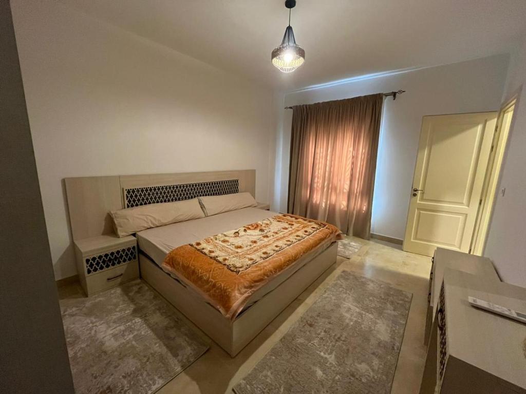 une chambre avec un grand lit dans une pièce dans l'établissement Celia, à Madīnat al Amal