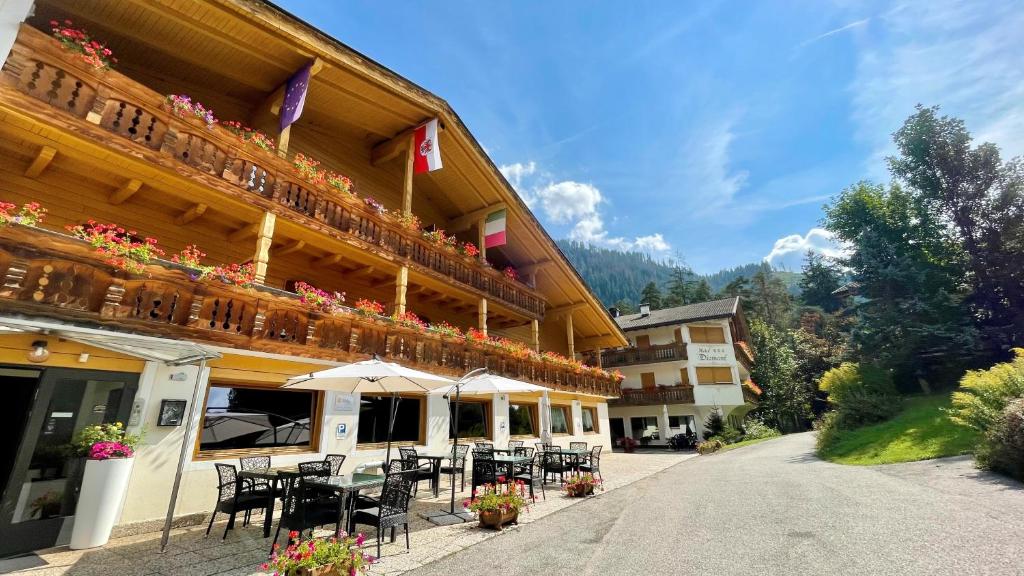 Nespecifikovaný výhled na hory nebo výhled na hory při pohledu z hotelu