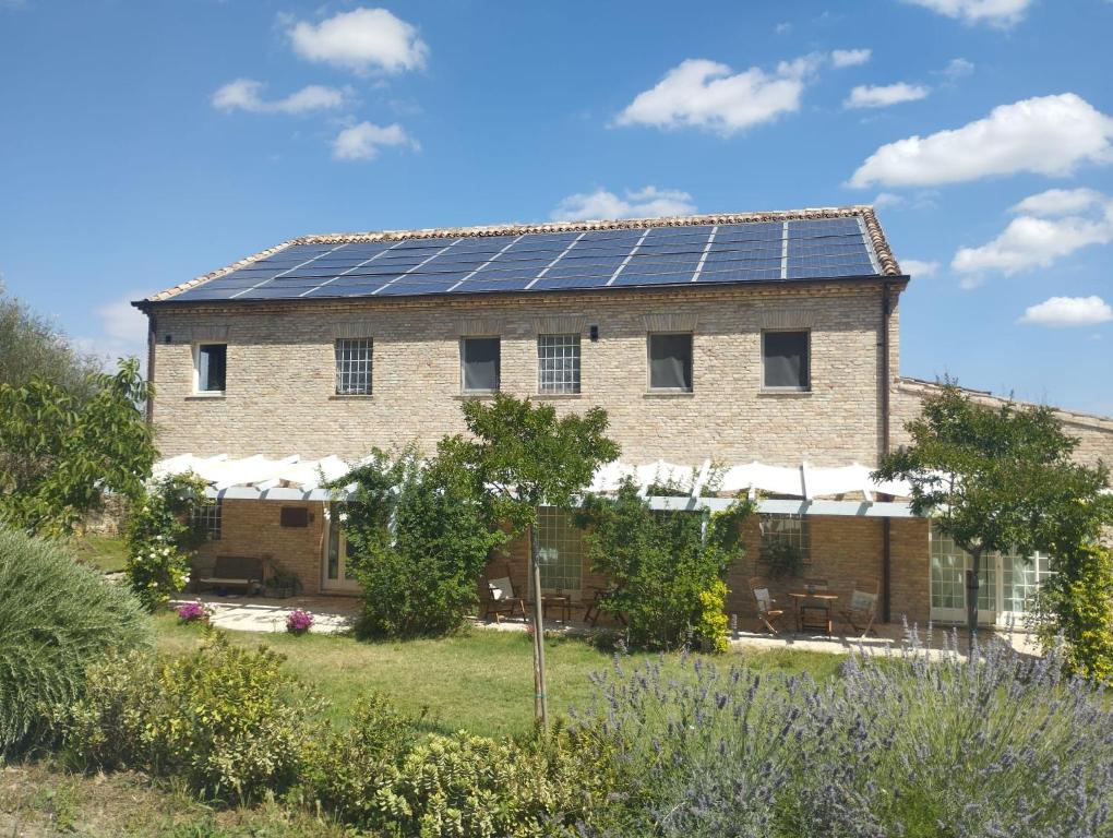 dom z panelami słonecznymi na dachu w obiekcie Il Giardino nella Valle w mieście Belvedere Ostrense