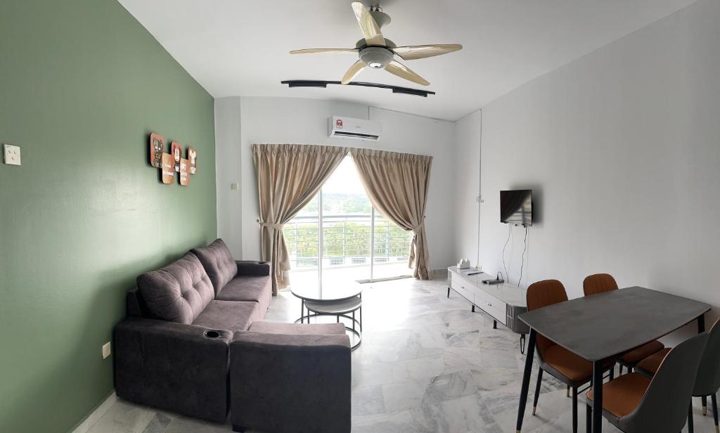 un salon avec un canapé et une table dans l'établissement Deluxe room marina View Villas, à Port Dickson