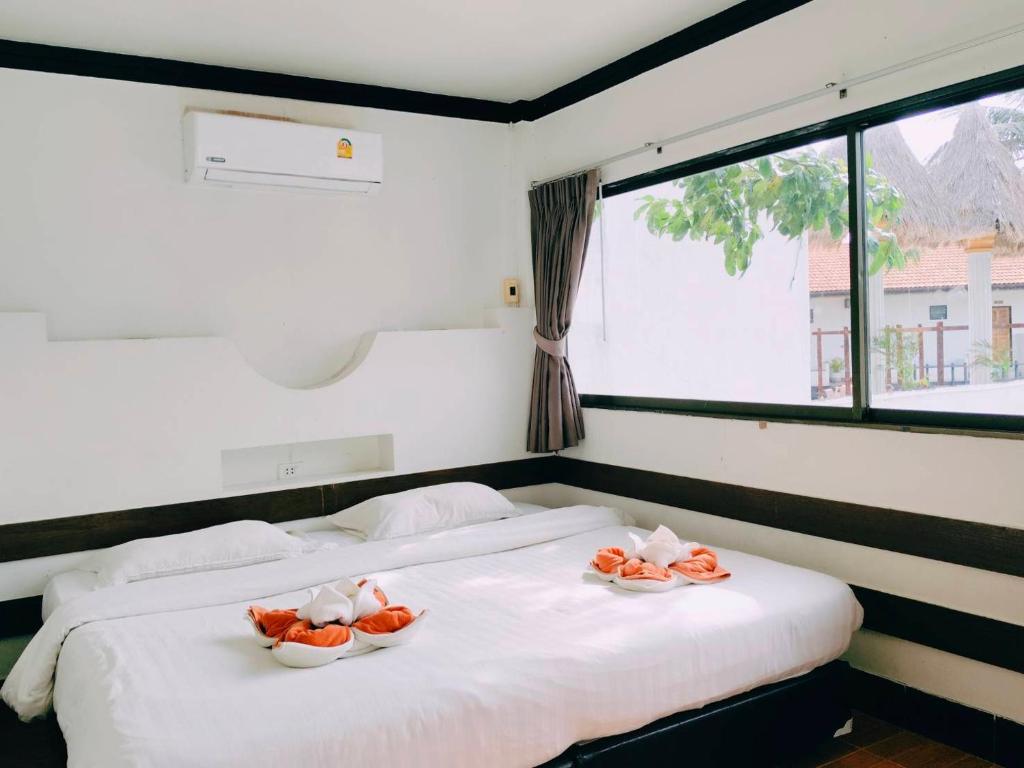 Postel nebo postele na pokoji v ubytování Simple Life Talay & Divers Resort