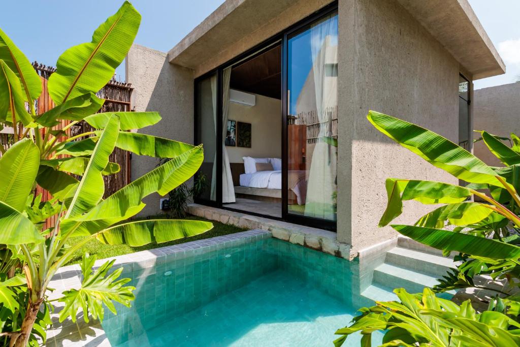 A piscina localizada em Natu Boutique Stays ou nos arredores