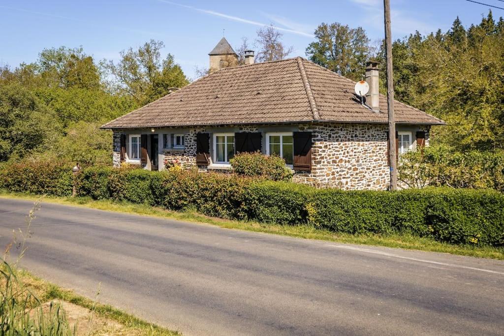 une maison en briques sur le côté d'une route dans l'établissement The Segur Cottage, à Ségur-le-Château