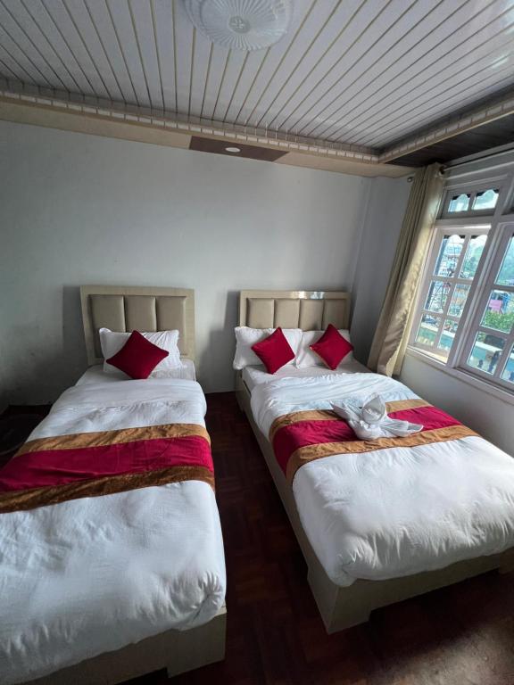 Postel nebo postele na pokoji v ubytování Charikot Downtown Hotel