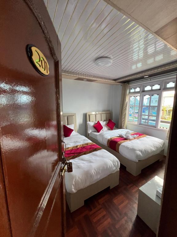 Postel nebo postele na pokoji v ubytování Charikot Downtown Hotel