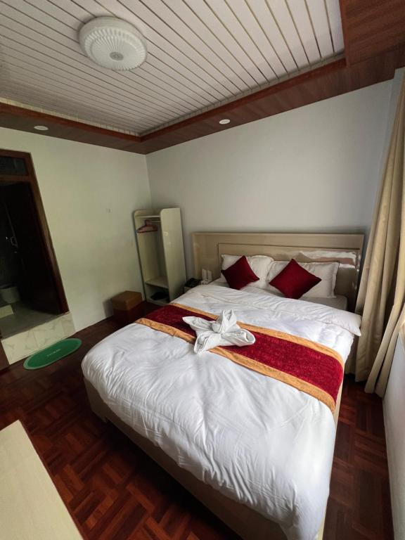 Postel nebo postele na pokoji v ubytování Charikot Downtown Hotel