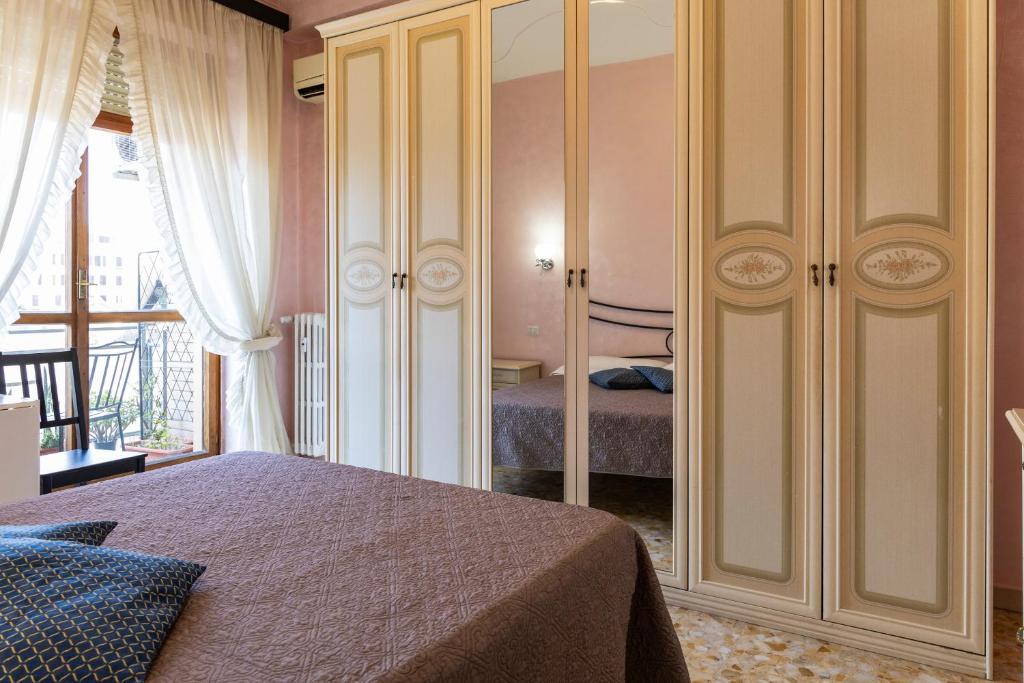 A bed or beds in a room at La Stazione Del Vaticano
