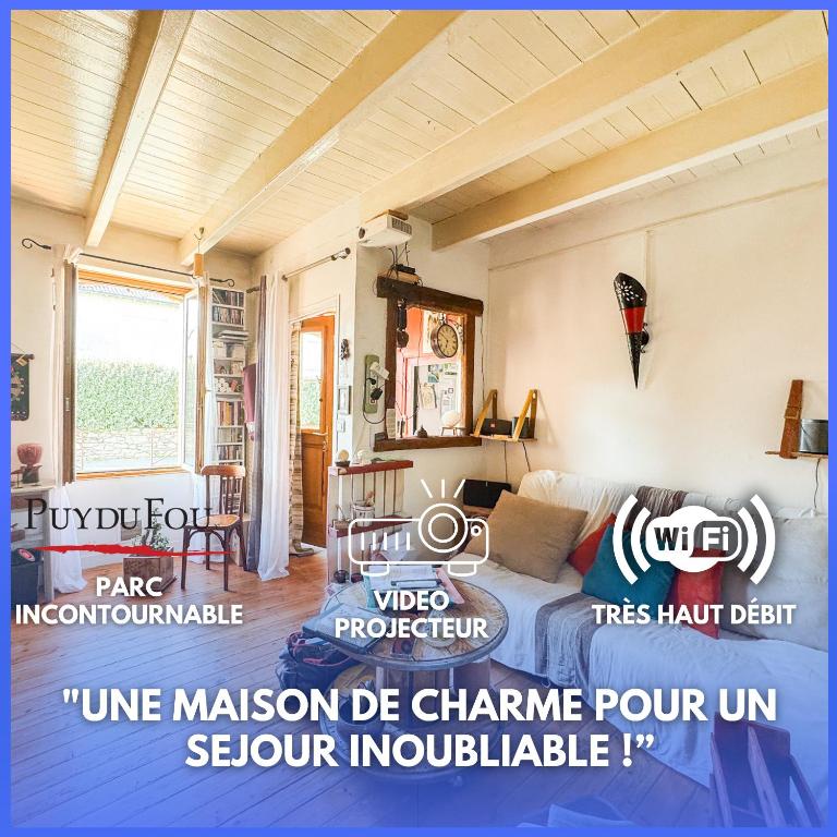 une chambre avec un lit avec deux oreillers dessus dans l'établissement Escapade Authentique Charme de la Pierre, à Rochetrejoux