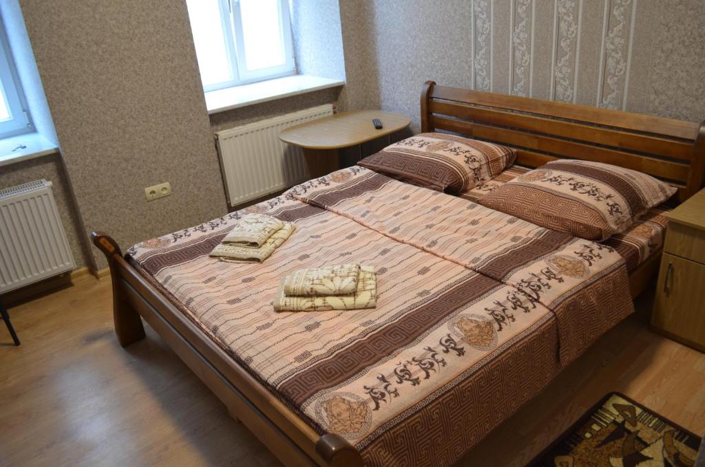 Postel nebo postele na pokoji v ubytování Затишна квартира у самому центрі