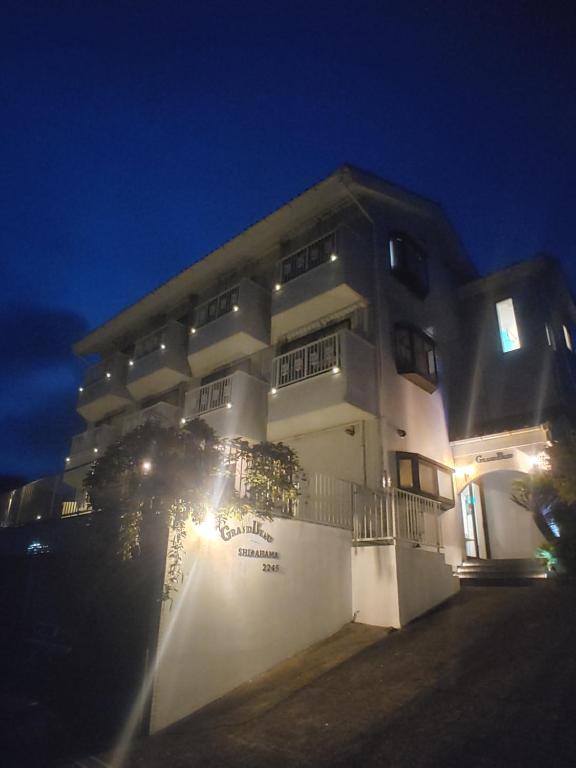 Budova, kde se aparthotel nachází