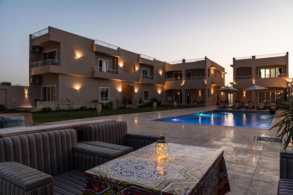 Bazén v ubytování Royal Nile Suites - Luxury Nile View 1 nebo v jeho okolí