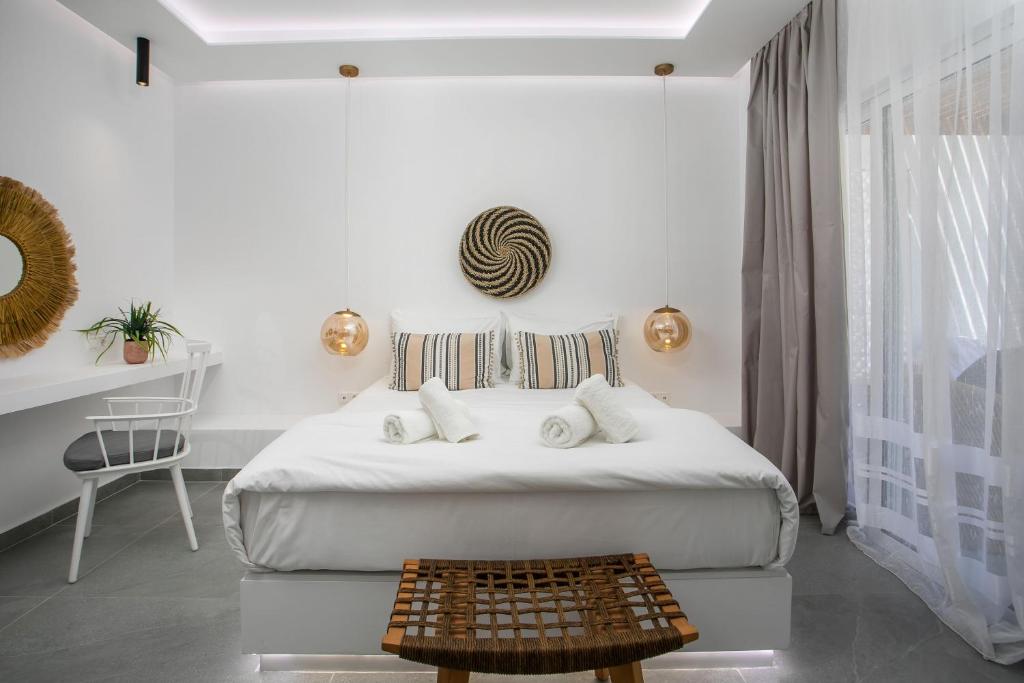 Postel nebo postele na pokoji v ubytování Calma Luxury Studios & Suites