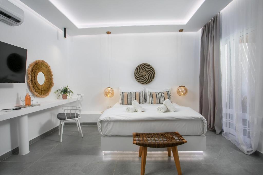 TV a/nebo společenská místnost v ubytování Calma Luxury Studios & Suites