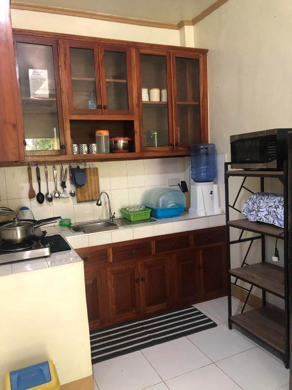 Kuchyň nebo kuchyňský kout v ubytování Fontelo Guest House Siquijor