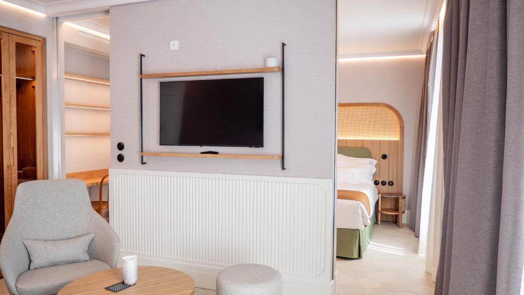 TV a/nebo společenská místnost v ubytování Alcázar Hotel Sóller