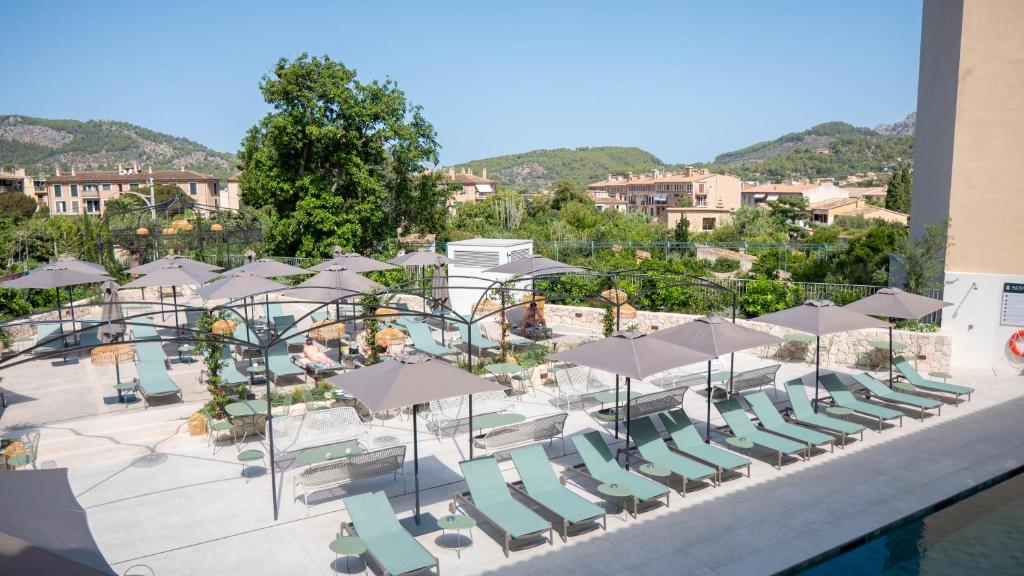 Nespecifikovaný výhled na hory nebo výhled na hory při pohledu z hotelu