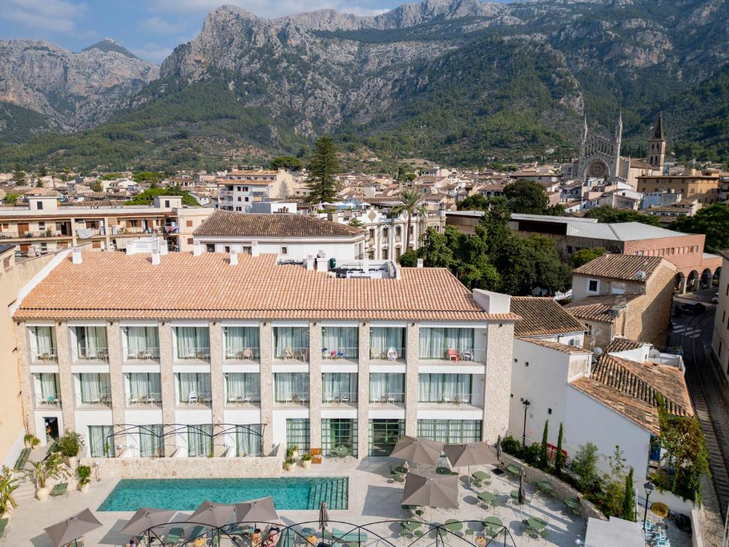 Nespecifikovaný výhled na hory nebo výhled na hory při pohledu z hotelu