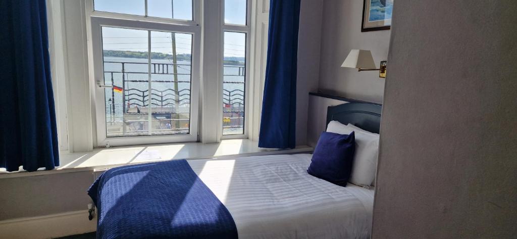 Ένα ή περισσότερα κρεβάτια σε δωμάτιο στο Commodore Hotel