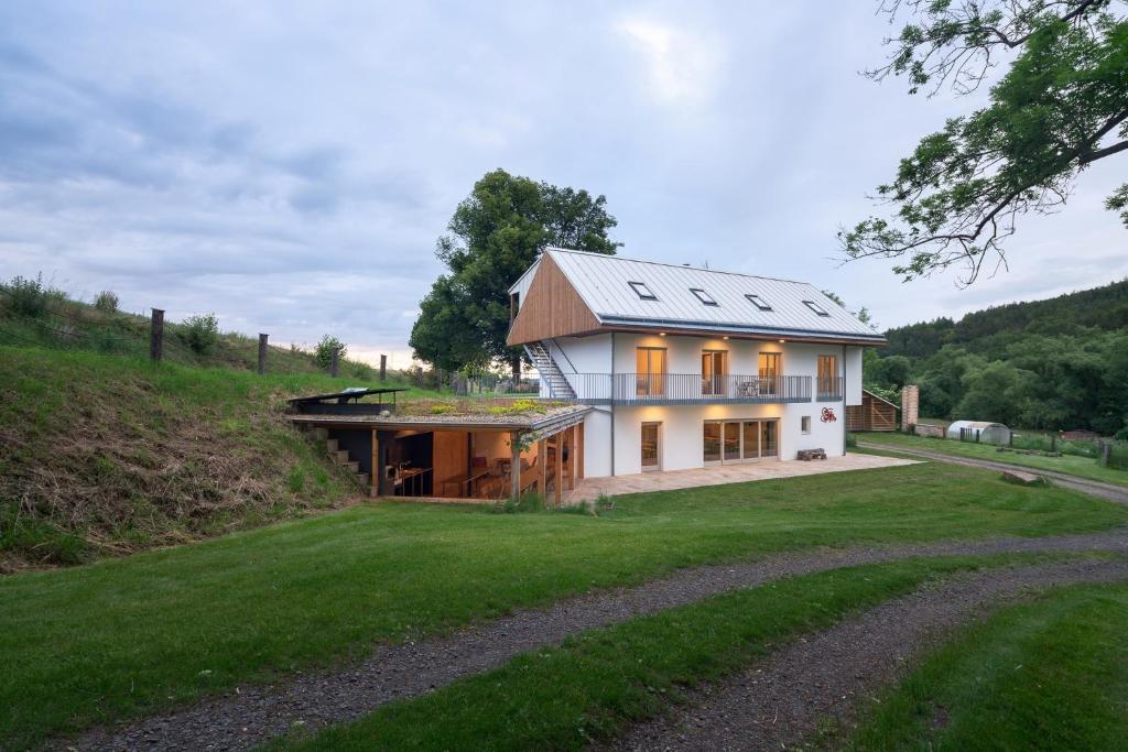 Příroda nedaleko venkovského domu