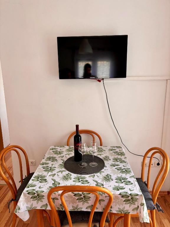 Televízia a/alebo spoločenská miestnosť v ubytovaní Apartmani Knežević