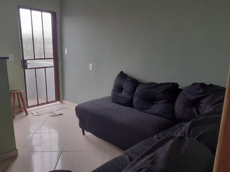 uma sala de estar com um sofá e uma janela em Casa Nova em Barreiro