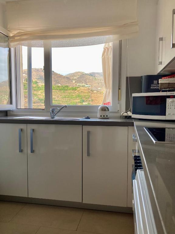 A kitchen or kitchenette at Casa Jazmín Fuentes de Almuñecar