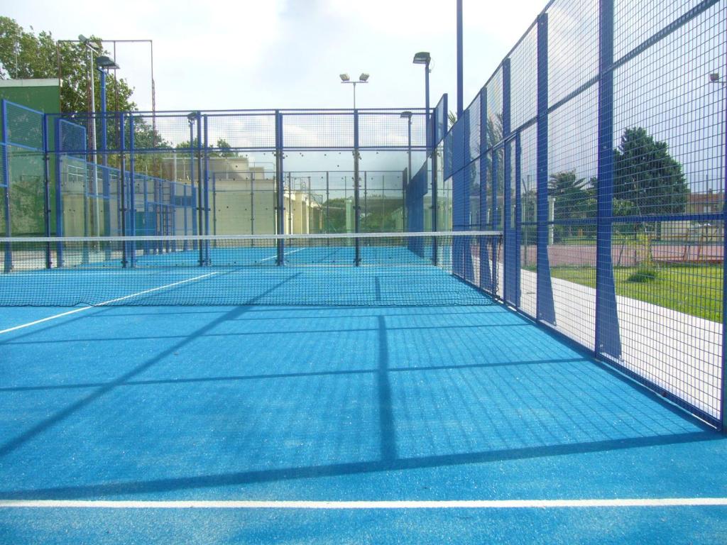 Tenis a/nebo squash v ubytování Dulce Hogar Colombiano nebo okolí