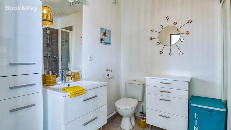 Kúpeľňa v ubytovaní Les ALOUETTES studio avec terrasse, garage et piscine