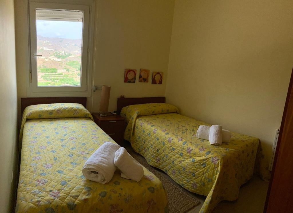 A bed or beds in a room at Casa Jazmín Fuentes de Almuñecar