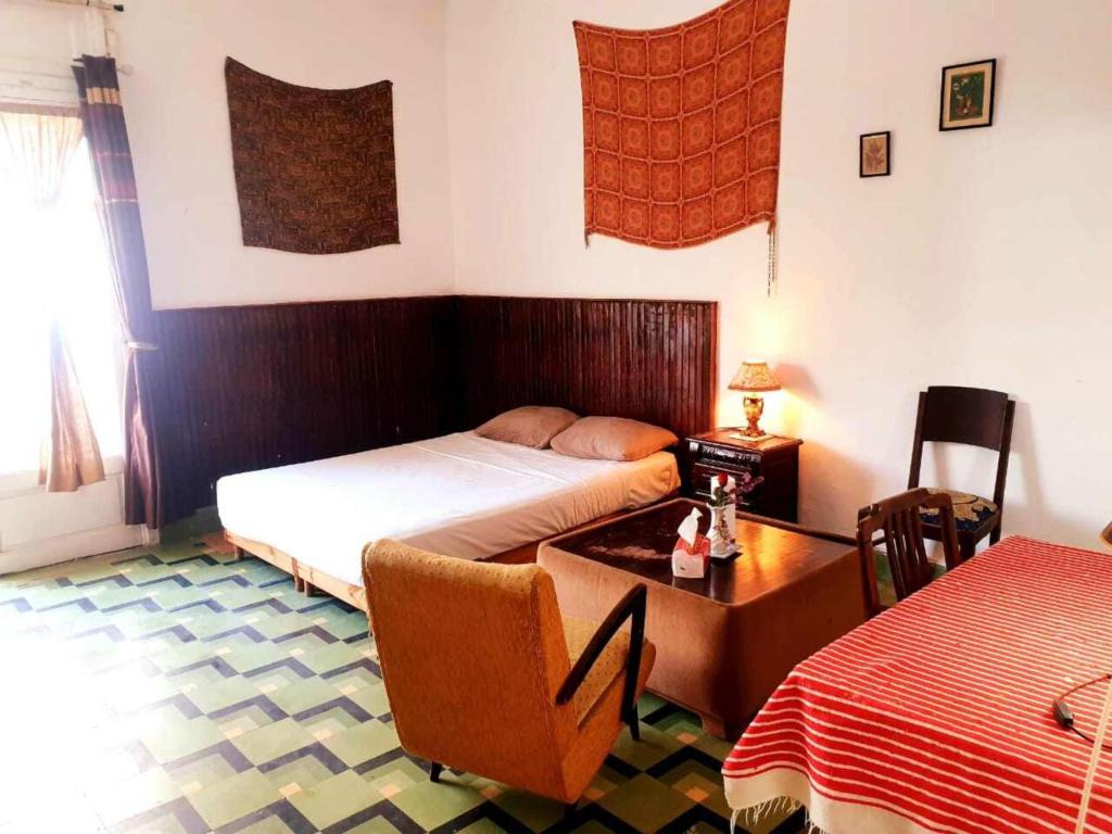 une chambre avec un lit et un bureau avec un bureau dans l'établissement Cozy Double Bedroom in the heart of Tanger, à Tanger