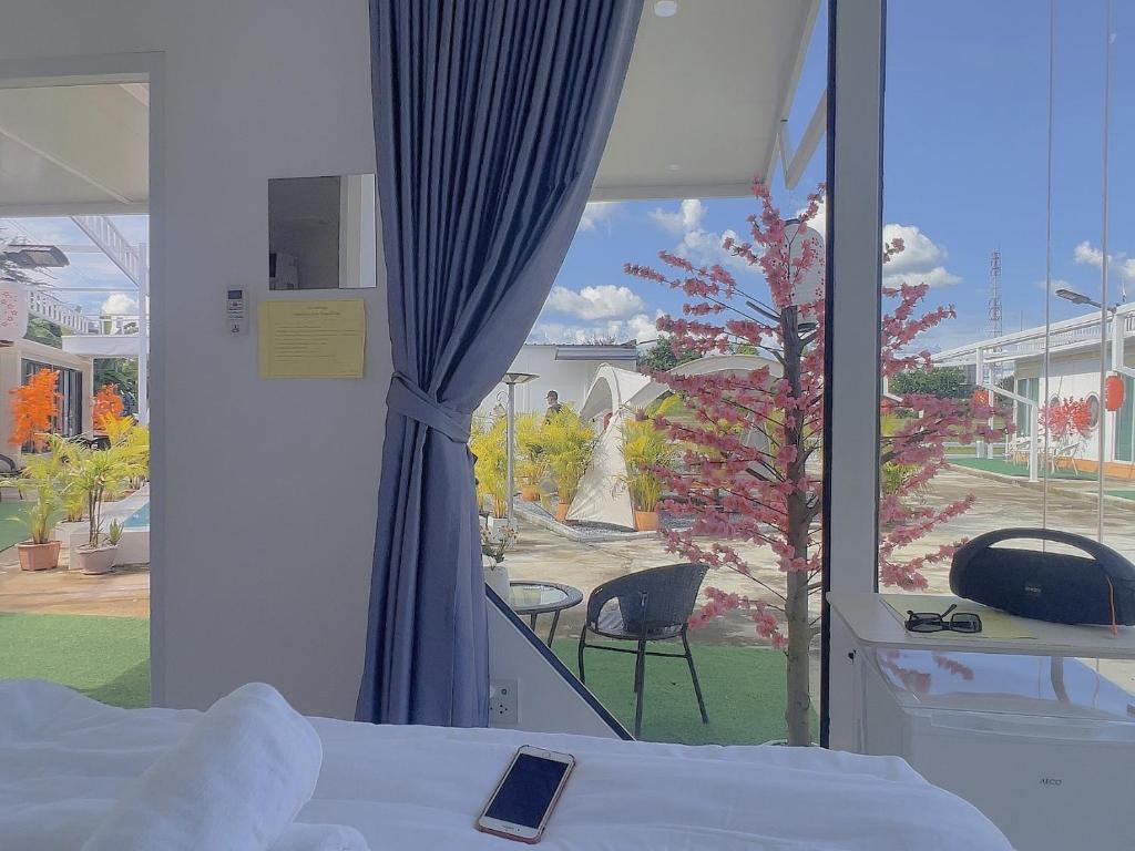 Postel nebo postele na pokoji v ubytování บ้านสายน้ำ วิลล่า