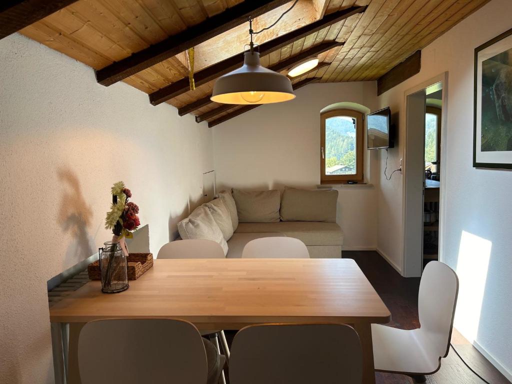 ein Esszimmer mit Tisch und Couch in der Unterkunft Ferienwohnung #3 Harzblick mit Sauna in Oberwössen