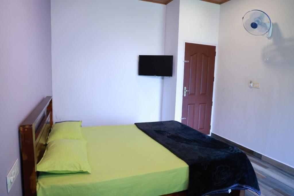 Postel nebo postele na pokoji v ubytování Nest In Mist Munnar Service Villa