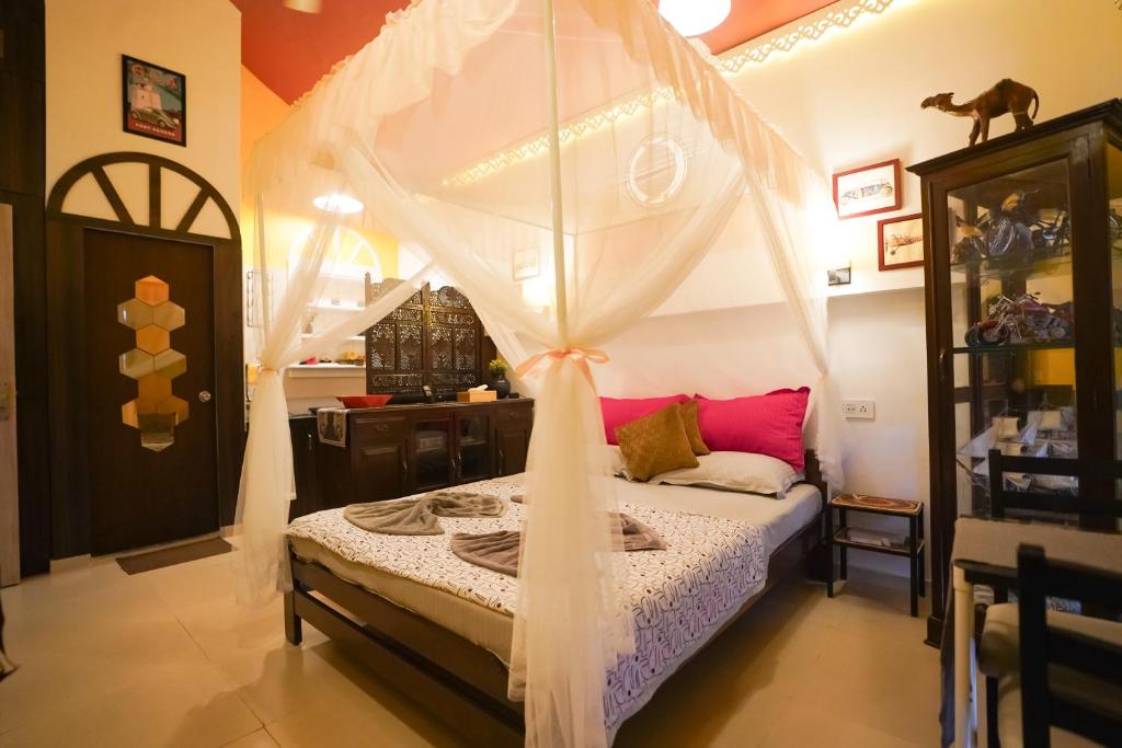Voodi või voodid majutusasutuse Hidden Haven - The Goan Getaway toas