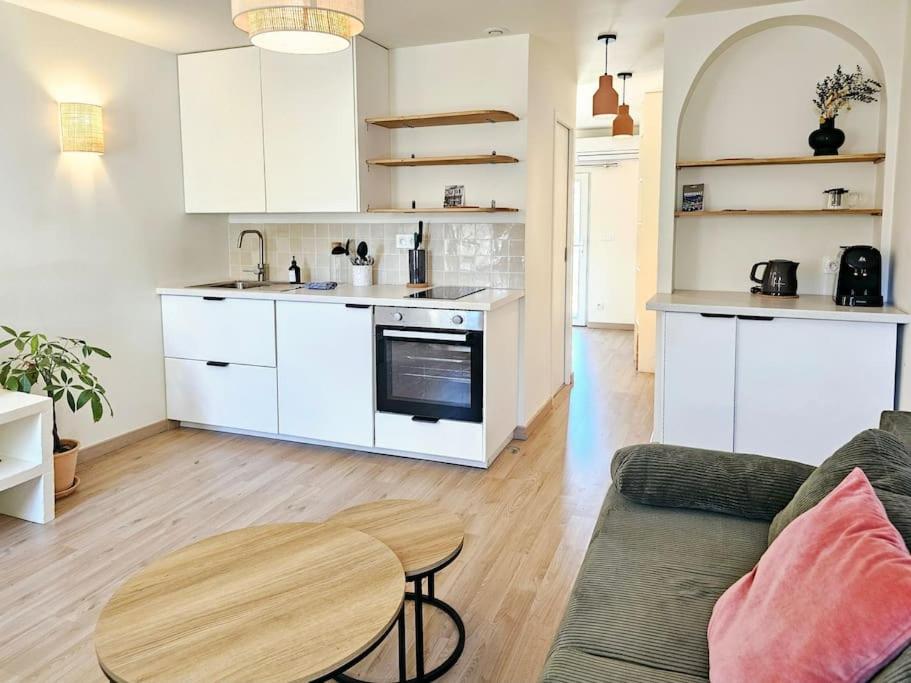 une cuisine et un salon avec un canapé et une table dans l'établissement Cocon au cœur de Notre Dame, à Marseille