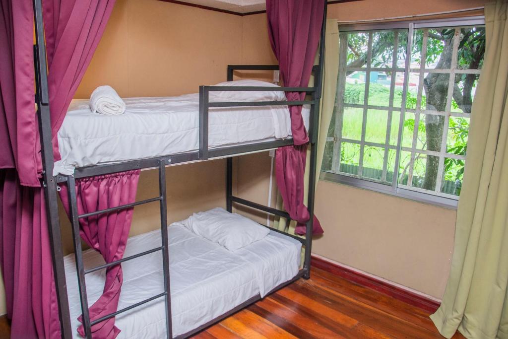 Postel nebo postele na pokoji v ubytování Gardens House, Airport Juan Santamaría, Alajuela, San José