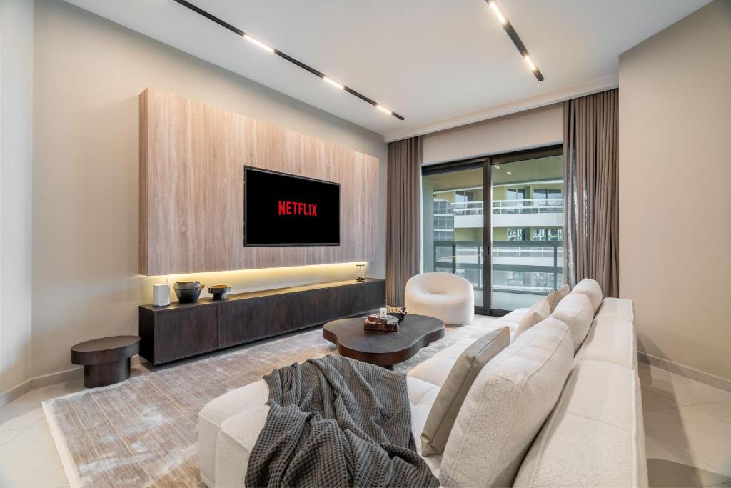 TV a/nebo společenská místnost v ubytování Luxury Saadiyat Soul Beach Residence