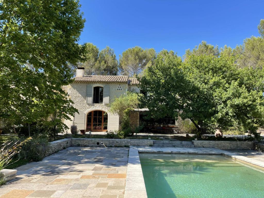 une maison avec une piscine dans la cour dans l'établissement MAS DES CIGALES Lambesc, à Lambesc